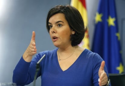 La vicepresidenta del Gobierno, Soraya Sa&eacute;nz de Santamar&iacute;a, durante la rueda de prensa que ha ofrecido tras la reuni&oacute;n del Consejo de Ministros. 