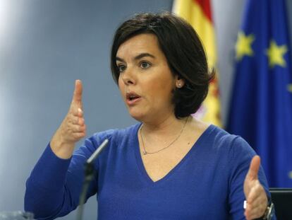 La vicepresidenta del Gobierno, Soraya Sa&eacute;nz de Santamar&iacute;a, durante la rueda de prensa que ha ofrecido tras la reuni&oacute;n del Consejo de Ministros. 