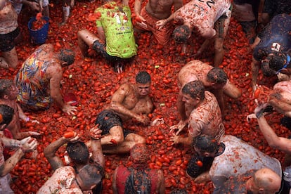 La gente se lanza tomates durante la conocida fiesta de Buñol, celebrada este miércoles.