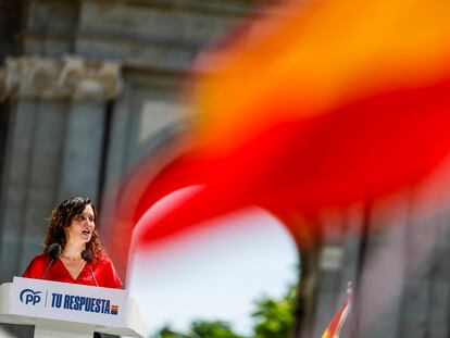 Isabel Díaz Ayuso, presidenta de la Comunidad de Madrid, durante su intervención en un acto del PP en la Puerta de Alcalá de Madrid el 26 de mayo.