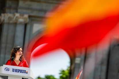 Isabel Díaz Ayuso, presidenta de la Comunidad de Madrid, durante su intervención en un acto del PP en la Puerta de Alcalá de Madrid el 26 de mayo.