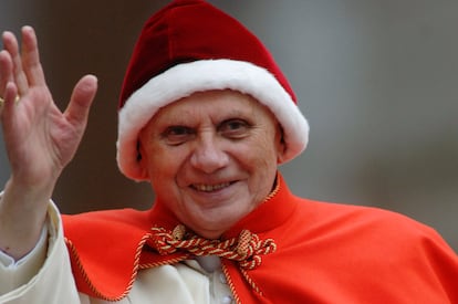 Gloria fue una especie de asesora de estilo para Benedicto XVI, recomendándole que llevara camauro (en la foto), pieles de armiño y las famosas zapatillas escarlatas.