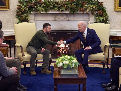 El presidente de Ucrania, Volodímir Zelenski, con el presidente de Estados Unidos, Joe Biden, el martes en la Casa Blanca.