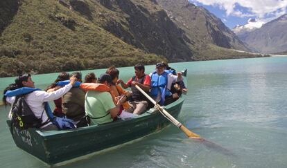 Turistas en bote en la reserva de la biosfera de Huascarán (Perú