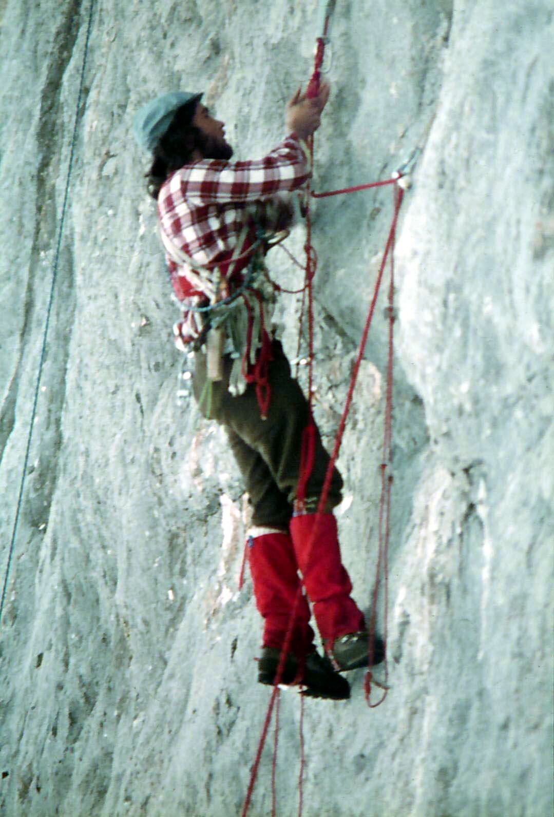 Esteban Vicente en 1976 durante su invernal en solitario a la cara oeste del Naranjo de Bulnes.