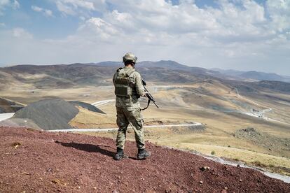 Un militar turco vigila la frontera con Irán, donde se levanta un muro para impedir la inmigración