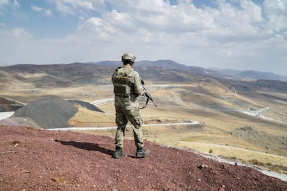 Un militar turco vigila la frontera con Irán, donde se levanta un muro para impedir la inmigración