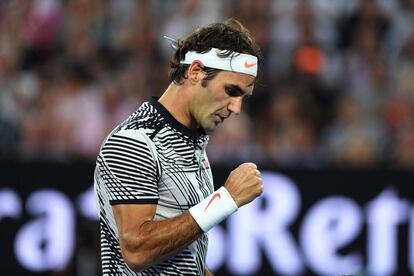 Roger Federer se alegra después de una jugada.