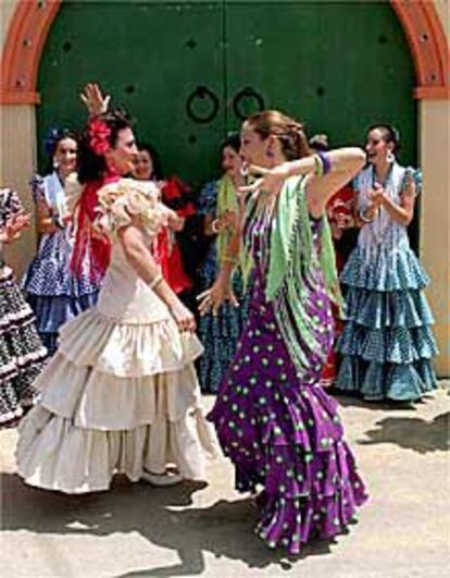 Dos mujeres bailan sevillanas, ayer, en Dos Hermanas.