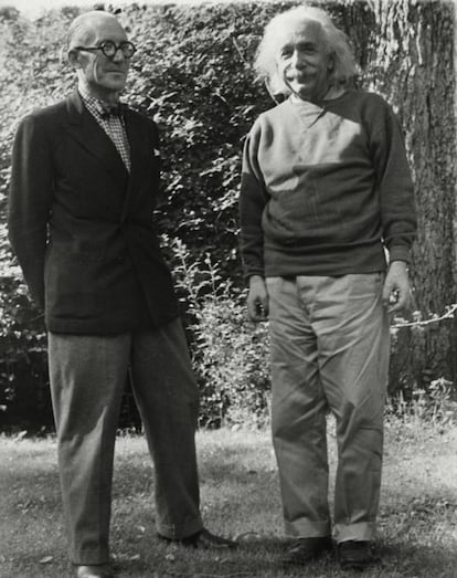 Le Corbusier y Albert Einstein se conocieron en Princeton (EE UU) en 1946. El primero, arquitecto, ingeniero y teórico de la arquitectura, aprovechó el encuentro para exponer a Einstein su idea sobre el Modulor. Se trataba de un sistema de medidas basado en las proporciones humanas, en el que cada magnitud se relacionaba con la anterior por el Número Áureo. El objetivo de Le Corbusier era poder aplicar estas medidas a la arquitectura. La respuesta de Einstein fue así de enigmática: "Es una escala de proporciones que hace lo malo difícil, y lo bueno fácil’.