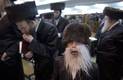 La costumbre manda que los jóvenes judíos vistan largas barbas postizas durante el carnaval.