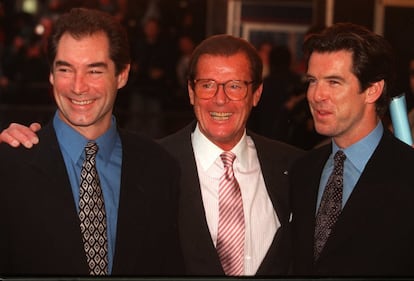 Los actores Timothy Dalton, Roger Moore y Pierce Brosnan, que han interpretado el papel de James Bond, durante un acto de homenaje al productor de cine Albert 'Cubby' Broccoli, en Londres, el 17 de noviembre de 1996.