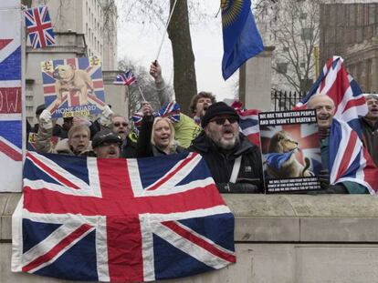 Manifestantes favoráveis ao ‘Brexit’ protestam junto ao Parlamento.