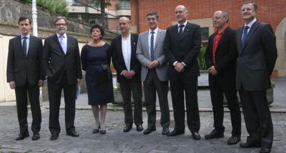 El lehendakari vasco, Patxi López (en el centro), y el consejero delegado de PRISA, Juan Luis Cebrián (segundo por la izquierda), junto a otros miembros del Gobierno vasco y de la Universidad del País Vasco.