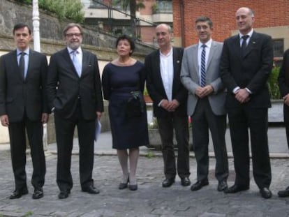 El lehendakari vasco, Patxi L&oacute;pez (en el centro), y el consejero delegado de PRISA, Juan Luis Cebri&aacute;n (segundo por la izquierda), junto a otros miembros del Gobierno vasco y de la Universidad del Pa&iacute;s Vasco. 