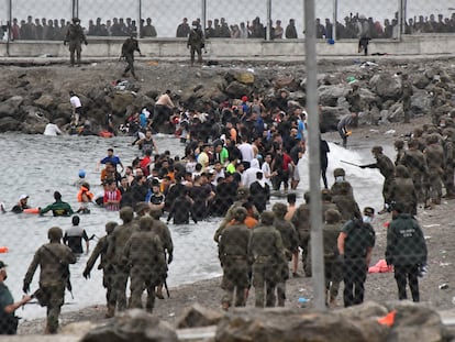 Soldados del Ejército de Tierra trabajan en la playa del Tarajal, en Ceuta, este martes.