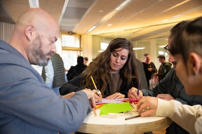 La corresponsal en Oriente Medio Nuria Tesón, el cocinero y fundador de Global Humanitaria Andrés Torres, Pedro Sánchez y la cocinera Iris Jordán durante las jornadas.