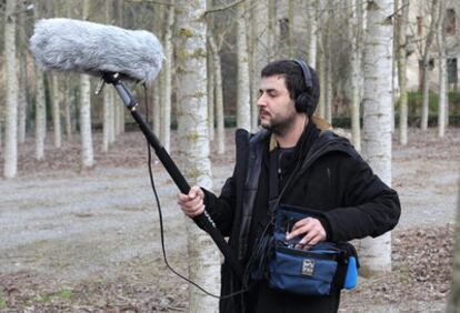 Xabier Erkizia realiza una grabación para el proyecto que promueve.
