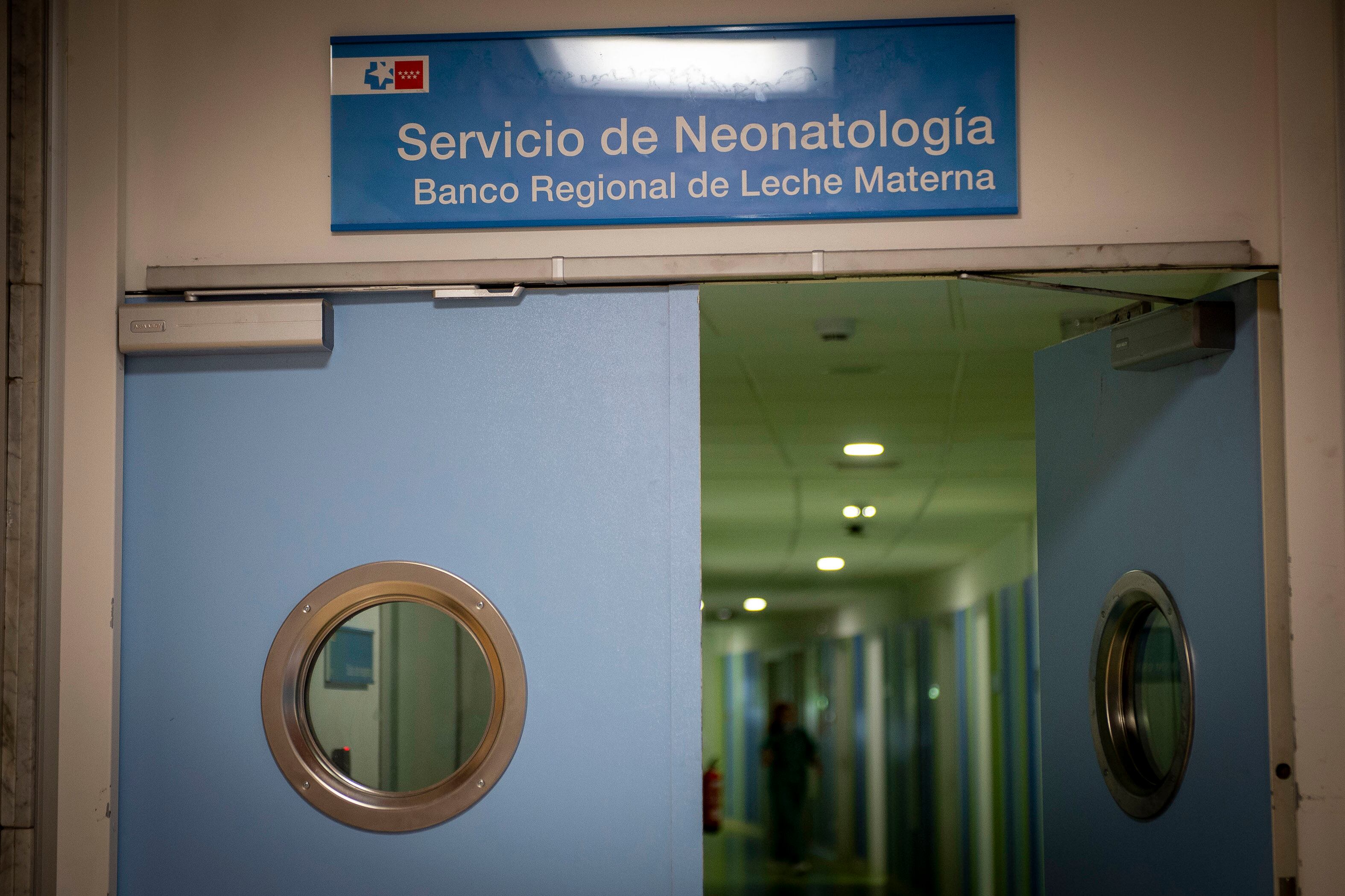 Puerta del área de servicio de neonatología del Hospital 12 de Octubre.