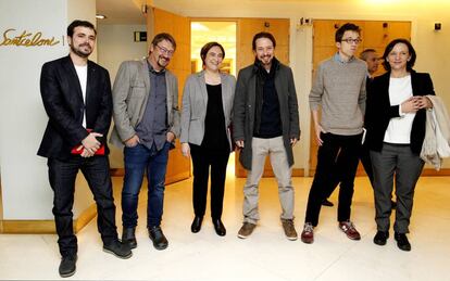 De izquierda a derecha, Alberto Garzón, Xavier Domènech, Ada Colau, Pablo Iglesias, Íñigo Errejón y Carolina Bescansa.