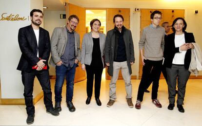 De izquierda a derecha, Alberto Garz&oacute;n, Xavier Dom&egrave;nech, Ada Colau, Pablo Iglesias, &Iacute;&ntilde;igo Errej&oacute;n y Carolina Bescansa. 