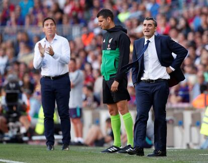 Los entrenadores del Athletic de Bilbao, Eduardo Berizzo, y del Barcelona, Ernesto Valverde, durante el partido.