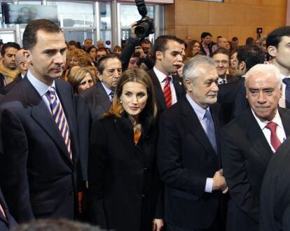 Los príncipes de Asturias, Griñán y Alonso, durante la visita al mostrador de Andalucía en Fitur.