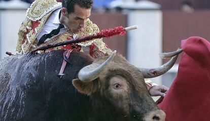 El diestro Pepe Moral con su primero de la tarde durante el tradicional festejo del Domingo de Resurrección, en la plaza de toros de Las Ventas.