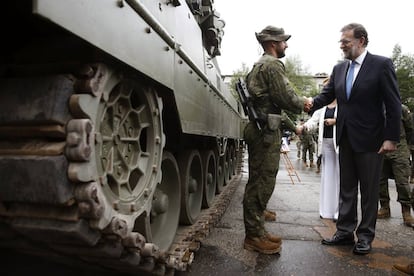 El presidente del Gobierno, Mariano Rajoy, durante su visita a las tropas espa&ntilde;olas desplegadas en base de Adazi en Letonia.