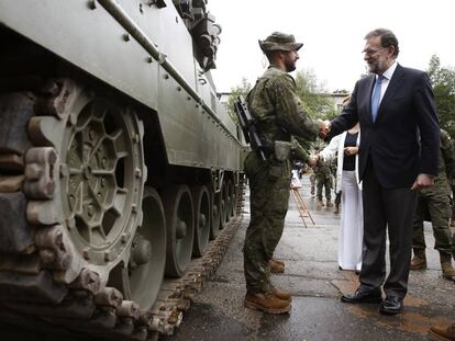 El presidente del Gobierno, Mariano Rajoy, durante su visita a las tropas espa&ntilde;olas desplegadas en base de Adazi en Letonia.