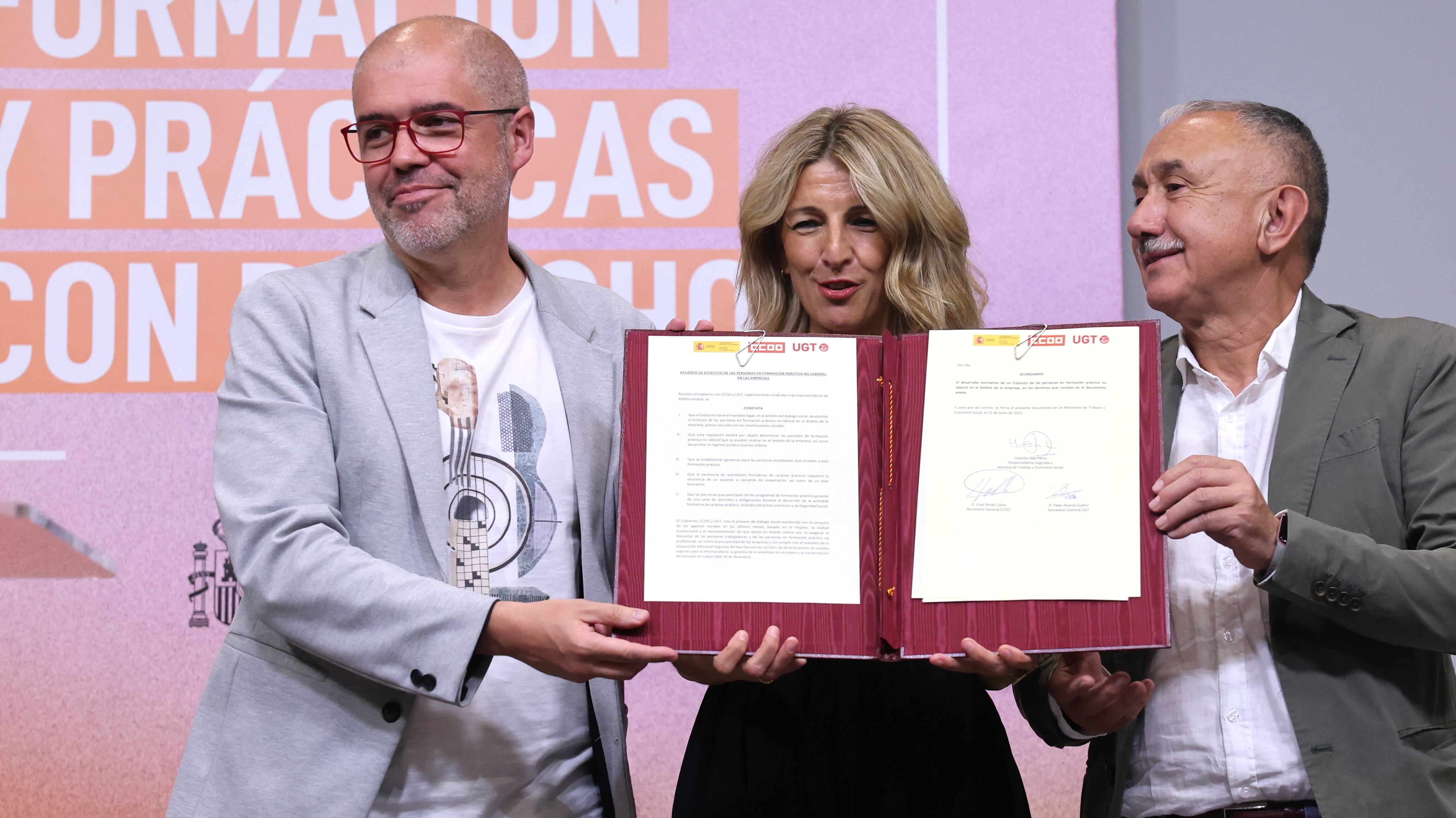 Unai Sordo, Yolanda Díaz y Pepe Álvarez, durante la firma del estatuto del becario en junio en Madrid.