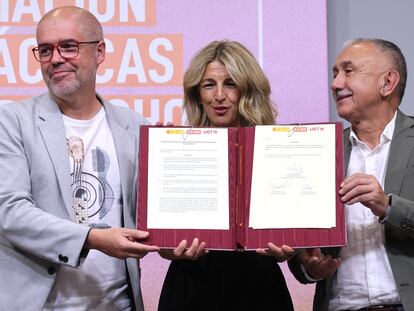 Unai Sordo, Yolanda Díaz y Pepe Álvarez, durante la firma del estatuto del becario el 15 de junio en Madrod.