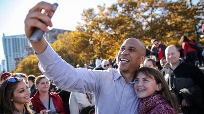 El senador demócrata Cory Booker con un grupo de simpatizantes