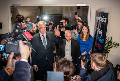 El candidato a la presidencia eslovaca Ivan Korcok llega a su sede electoral en Bratislava tras el cierre de urnas, el 23 de marzo.