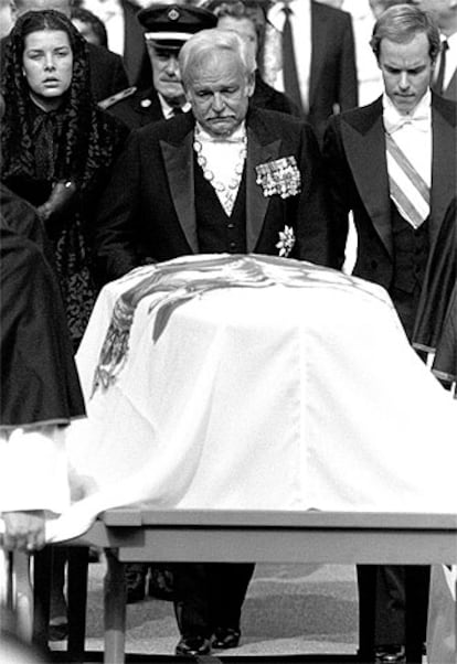 El 14 de septiembre de 1982 se produjo la trágica muerte de la princesa Grace en un accidente de coche que dejó también herida y marcada para siempre a su hija Estefanía. El terrible suceso puso fin a 26 años de matrimonio y desde entonces se ha especulado en diversas ocasiones sobre la abdicación del trono en su hijo, el príncipe Alberto.