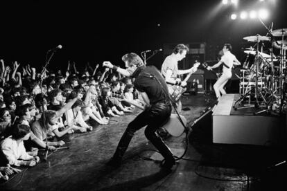 El grupo musical " The Clash en un concierto.