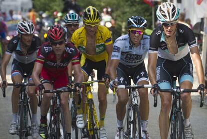 Andy Schleck, en primer término, Cadel Evans (de rojo), el líder, Voeckler, y Contador. Al fondo a la izquierda, Frank Schleck.