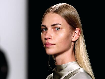 <b>Al natural
</b>Dolce&Gabanna, Narciso Rodriguez o Balmain han empleado <i>looks</i> naturales y al mismo tiempo muy elaborados con un corte rotundo y muy liso. Un truco: pulverizar un poco de laca en una brocha de afeitar (para tener una cantidad mínima de producto) y aplicarlo en la parte superior de la cabeza para eliminar esos pelos rebeldes y la electricidad estática.