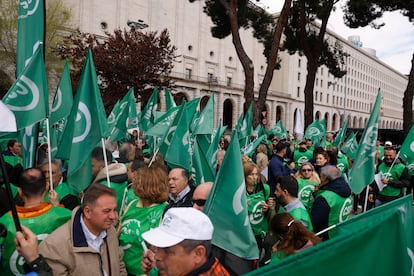 Concentración el 4 de abril en Madrid convocada por CSIF para exigir al Gobierno la subida salarial pendiente desde el año pasado y la mejora de las condiciones laborales de los empleados públicos.