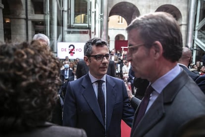 El ministro de Presidencia, Félix Bolaños, y el presidente del Partido Popular, Alberto Núñez Feijóo, durante el acto de entrega de las medallas de la Comunidad de Madrid.