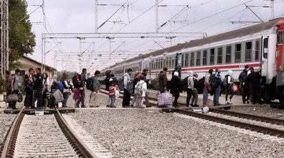 Refugiados suben a un tren con destino a Hungría en Tovarnik, Croacia, el pasado 25 de septiembre.