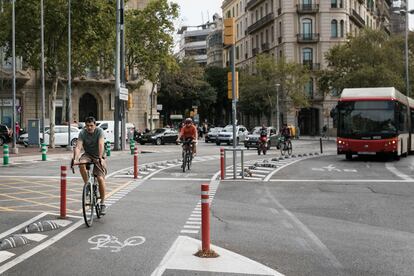 Bicicletas en el carril bici de la avenida Diagonal a su paso por paseo de Gràcia, este martes.
