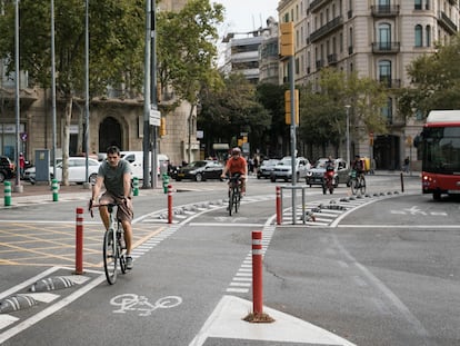 Bicicletas en el carril bici de la avenida Diagonal a su paso por paseo de Gràcia, este martes.