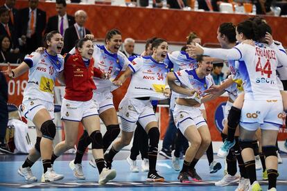 Las jugadoras españolas de balonmano celebran la victoria durante el partido de semifinales entre Noruega y España en el Campeonato Mundial de Balonmano Femenino en Kumamoto (Japón), el 13 de diciembre.