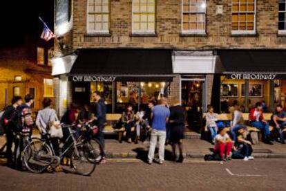 Exterior de un pub en Broadway Market, en el barrio de Hackney, al este de Londres.