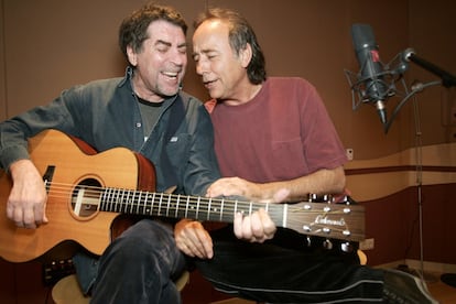 En 2007, con otro de sus grandes amigos, Joaquín Sabina, en el estudio de grabación.