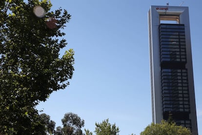 La Torre Cepsa fue adquirida por Amancio Ortega en 2016 por 490 millones de euros. Fue diseñada por el arquitecto Norman Foster y fue ideada para ser la sede de Repsol, pero finalmente fue vendida a Caja Madrid en 2007 por 815 millones de euros.