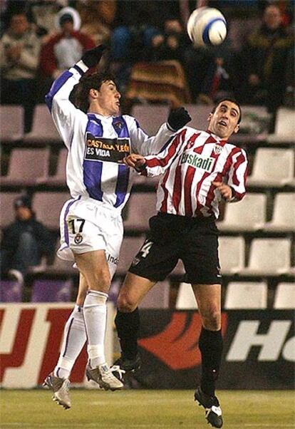 El jugador del Athletic de Bilbao Luis Prieto salta por un balón con Aduriz, del Real Valladolid, durante el partido.