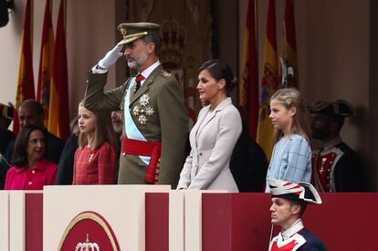 La Princesa Leonor asiste al desfile militar del Día de la Fiesta Nacional por primera vez se sitúa a la derecha de su padre, el Rey, un gesto con el que se hace visible su condición de heredera de la Corona.