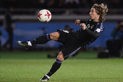 Luka Modric, del Real Madrid, golpea el esférico.